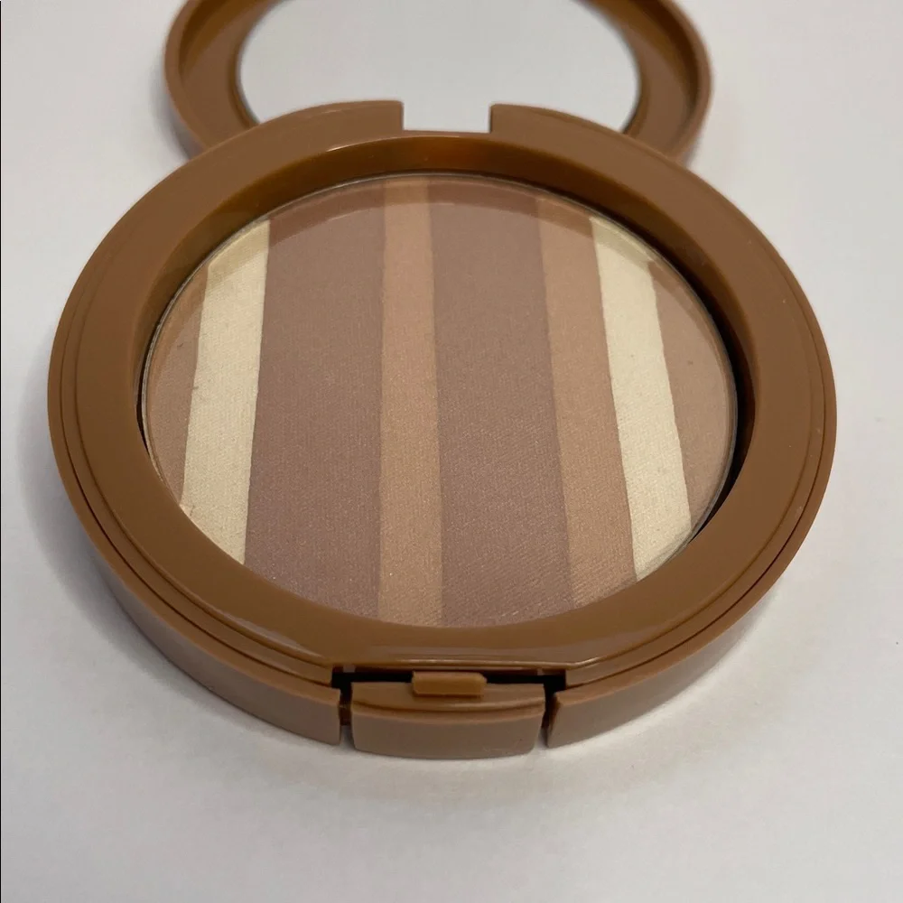 NWT Belle Beauty Bronzabelle Bronze Shimmer Radiant Highlighter.